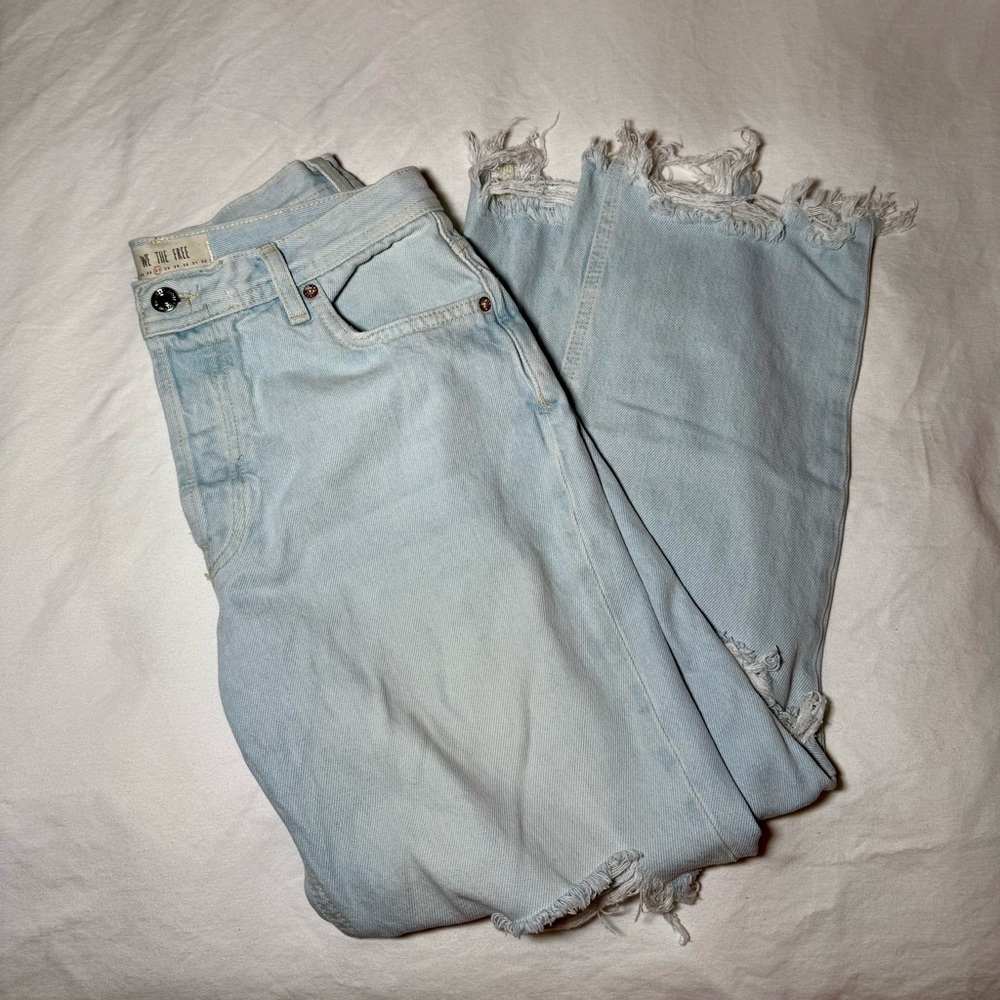 'We the Free' light-wash denim jeans from Free People 🩵